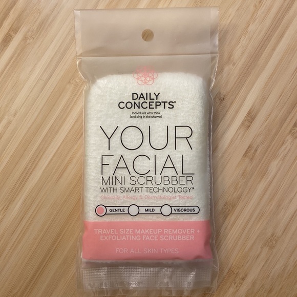 Travel size exfoliating makeup removal face scrubber - Picture 2 of 3